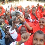 Les filles sont heureuses de pouvoir aller à l'école.