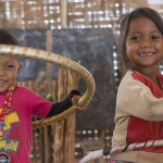 Les enfants jouent dans un environnement sûr.